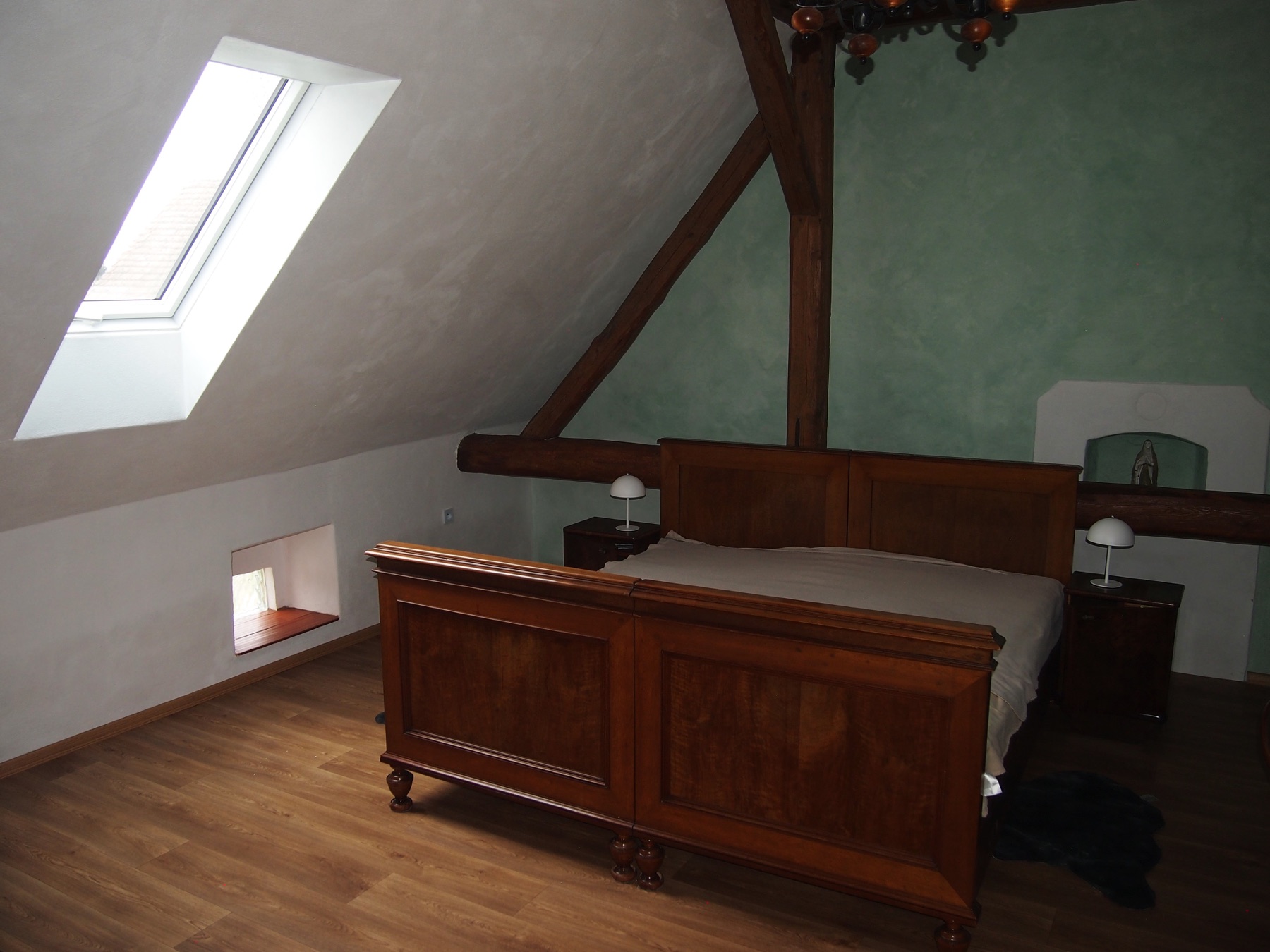 Pokoj v patře (postel)